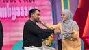 Untuk kamu yang hobi tabrak warna, bisa tiru gaya hijab Meisya Siregar ini. Ia padukan hijab segitiga abu-abu dengan  dress longgar orange yang bikin terlihat fresh [@meisya_siregar]