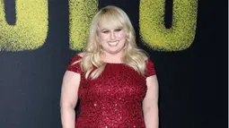 Rebel Wilson mengenakan long red sequin dari Adrianna Papel yang dipadukan dengan clutch dari Judith Leiber di premiere Pitch Perfect 3 (instagram/rebelwilson)