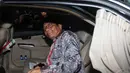 Mantan Ketua MK, Mahfud MD, memasuki mobil pribadinya usai menemui penyidik KPK, Jakarta, Senin (8/12/2014). (Liputan6.com/Herman Zakharia)