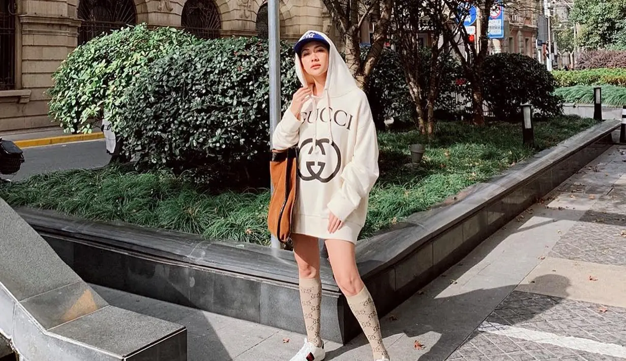 Saat berlibur di Shanghai, penampilan BCL terkesan sederhana dengan hoodie, topi, tas, kaos kaki serta sneakers. Namun semua barang yang digunakan oleh BCL merupakan barang merek terkenal. (Liputan6.com/IG/@bclsinclair)