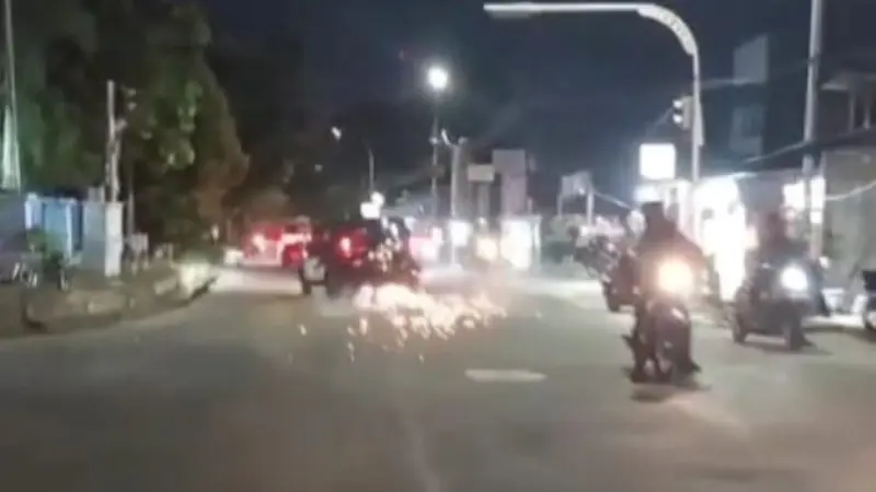 Tangkapan layar pengejaran mobil penjahat yang menyeret sepeda motor warga di Pekanbaru setelah ditembak polisi.