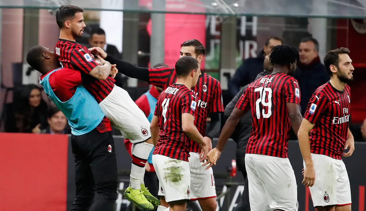 Pemain AC Milan Suso (kiri atas) merayakan bersama rekan satu timnya setelah mencetak gol ke gawang SPAL pada pertandingan Liga Italia di Stadion San Siro, Milan, Italia, Kamis (31/10/2019). AC Milan menang 1-0 atas SPAL. (AP Photo/Antonio Calanni)