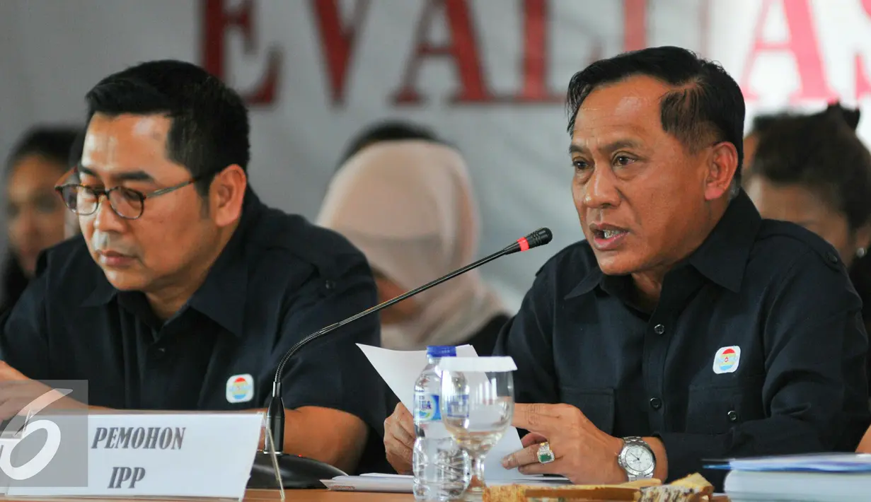 Direktur Utama Indosiar, Drs. Imam Sudjarwo saat mengikuti Evaluasi Dengar Pendapat (EDP) di kantor KPID, Jakarta, Rabu (11/5). EDP digelar terkait perpanjangan Izin Penyelenggaraan Penyiaran (IPP). (Liputan6.com/Yoppy Renato)