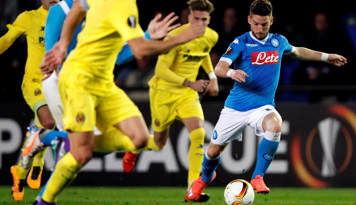 Pemain Napoli, Dries Mertens, berusaha melewati hadangan pemain Villarreal pada laga leg pertama 32 besar Liga Europa di Stadion Camp El Madrigal, Jumat (19/2/2016) dini hari WIB. (AFP/Jose Jordan)