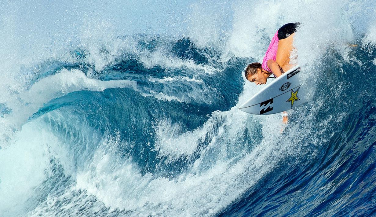 Aksi Courtney Conlogue di nomor Women's Pro Liga Surfing Dunia di Tavarua, Fiji, (31/5/2016). (AFP/World Surf League/Ed Sloane)