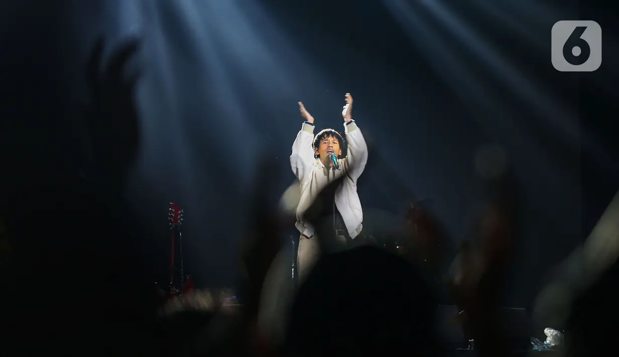 Grup band D'Masiv menghibur penonton Titik Kumpul Festival 2024 di Stadion Madya GBK, Jakarta Pusat, Sabtu (27/4/2024). (Liputan6.com/Angga Yuniar)