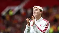 Penyerang Manchester United Rasmus Hojlund saat diperkenalkan sebelum pertandingan persahabatan pramusim melawan Lens di Old Trafford, sabtu, 5 Agustus 2023. (Darren Staples/AFP)