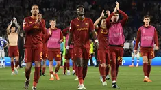 Pemain AS Roma bertepuk tangan kepada para penggemarnya setelah pertandingan leg kedua babak 16 besar Liga Europa melawan Real Sociedad di Reale Arena di San Sebastian, Spanyol, Jumat, 17 Maret 2023. (AP Photo/Alvaro Barrientos)