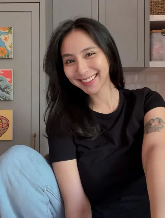 Clairine Clay memang jarang tampil dengan riasan yang bold. Kali ini, dalam potret close up, Clairine memamerkan kecantikan alaminya. [Foto: Instagram/clairineclay]