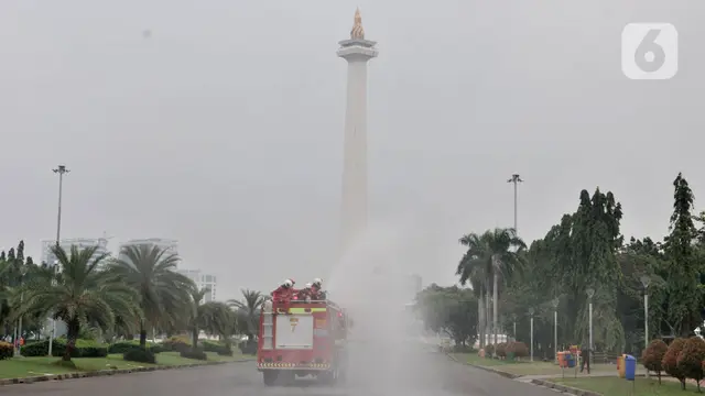 Penyemprotan Disinfektan di Kompleks Monas