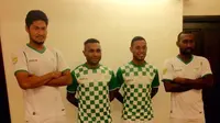 Abdulrahman (kiri), bersama Titus Bonai dan Patrich Wanggai dikontrak setahun oleh klub asal Timor Leste, Karketu Dili FC. (Istimewa)