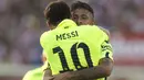 Lionel Messi dan Neymar Jr. merayakan gol saat menglahkan Atletico Madrdi 2-1 sebelumnya Barcelona tertinggal yang akhirnya berbalik unggul di Stadion Vicente Calderon, Madrid,(17/5/2015).  (EPA/Victor Lerena)