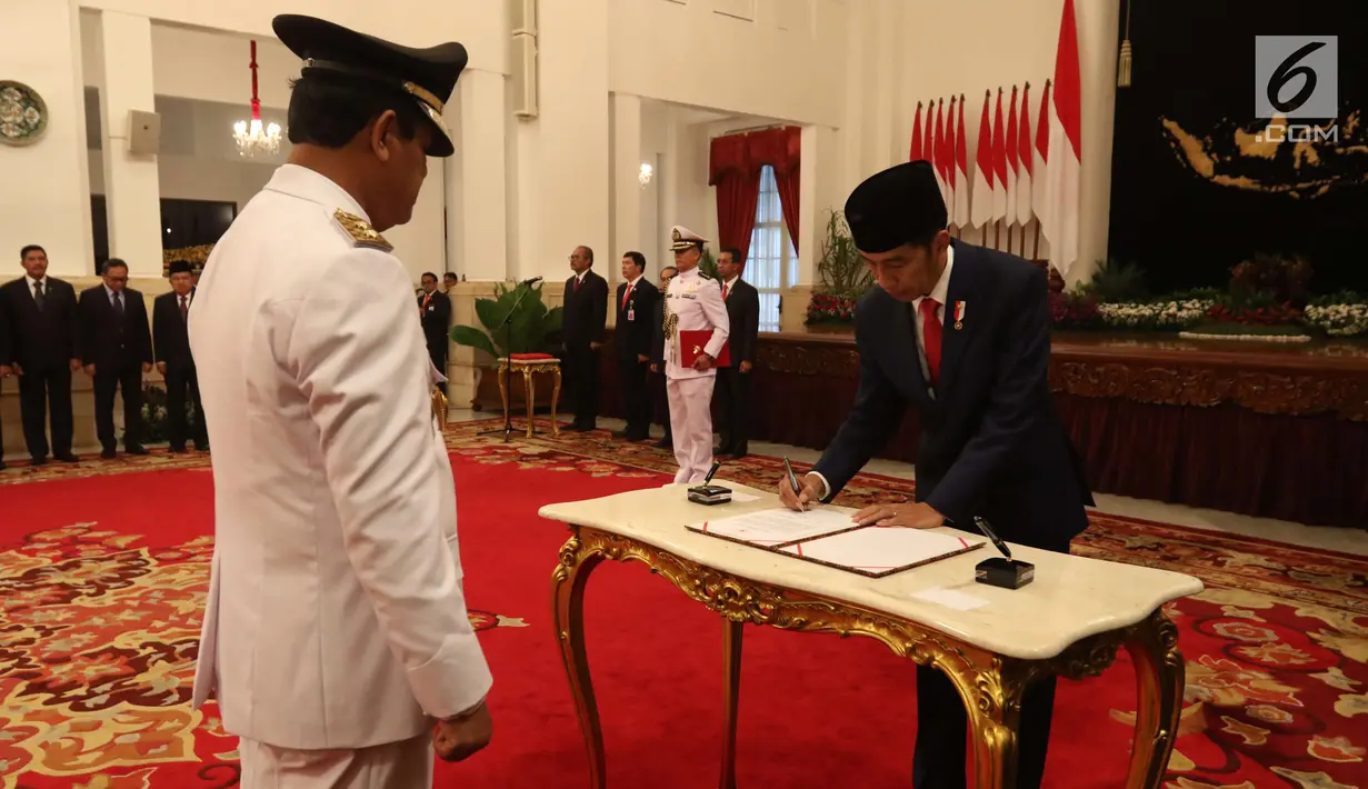Presiden Jokowi melantik Isdianto sebagai Wakil Gubernur Kepulauan Riau (Kepri) di Istana Negara, Jakarta, Selasa (27/3). Penetapan Isdianto sebagai Wagub Kepri dilakukan oleh DPRD setempat secara aklamasi pada 7 Desember 2017. (Liputan6.com/Angga Yuniar)