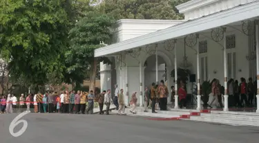 Sejumlah warga berantusias mengikuti open house Presiden Jokowi di Istana Kepresidenan Gedung Agung, Yogyakarta, Sabtu (9/7). Open House ini diikuti oleh ribuan masyarakat yang berada di Yogyakarta. (Liputan6.com/Boy Harjanto)