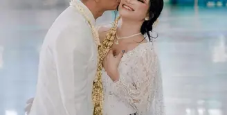 Akad nikah Rendy Kusdiana dan Natasya berlangsung khidmat di salah satu masjid. [Foto: IG/rendykusdianaa].