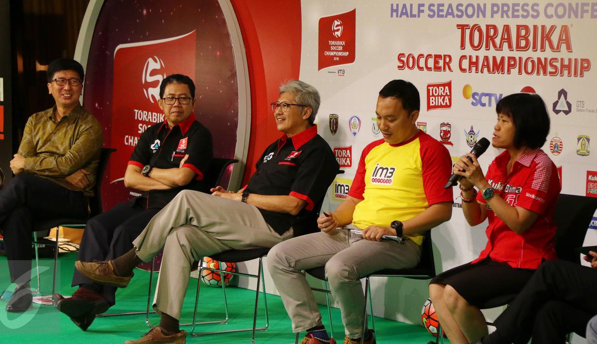 Group Product Manager Kuku Bima, Linawati Sutedja (kanan) memberikan keterangan saat konferensi pers musim kedua Torabika Soccer Championship 2016, Jakarta, Rabu (31/8). (Liputan6.com/Fery Pradolo)