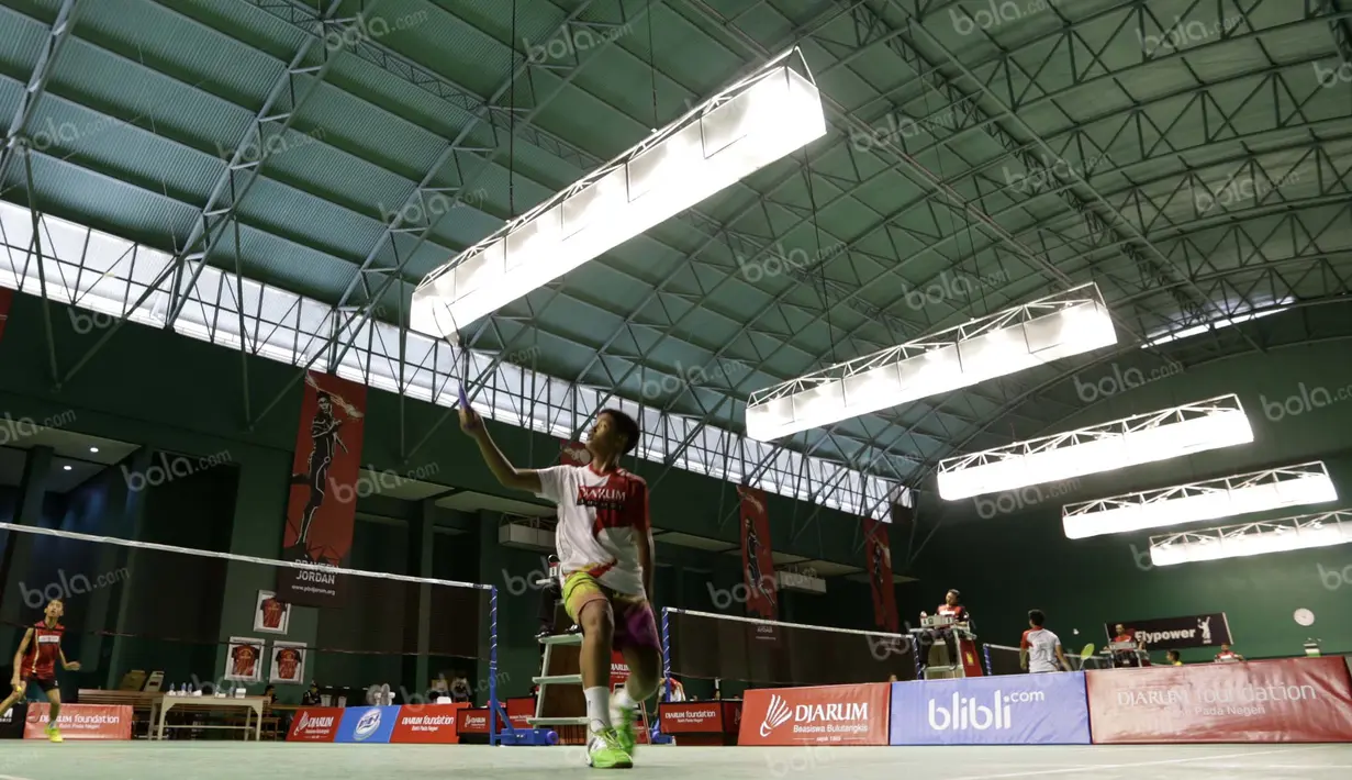 Suasana pertandingan kelompok umur 15 tahun putra final Audisi Umum Djarum Beasiswa Bulutangkis 2016 di GOR Djarum, Jati, Kudus, Sabtu (3/9/2016). (Bola.com/Arief Bagus)