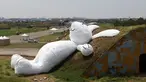 Replika kelinci raksasa dengan panjang 25,3 meter ditampilkan pada Taoyuan Land Art Festival di Taiwan, (3/9/2014). (REUTERS/Pichi Chuang)