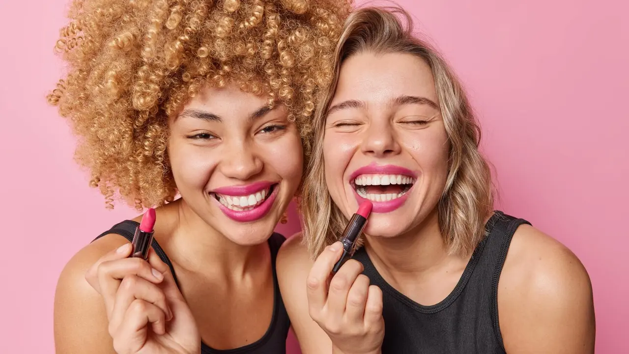 Ilustrasi memilih warna lipstik/freepik.com/wayhomestudio
