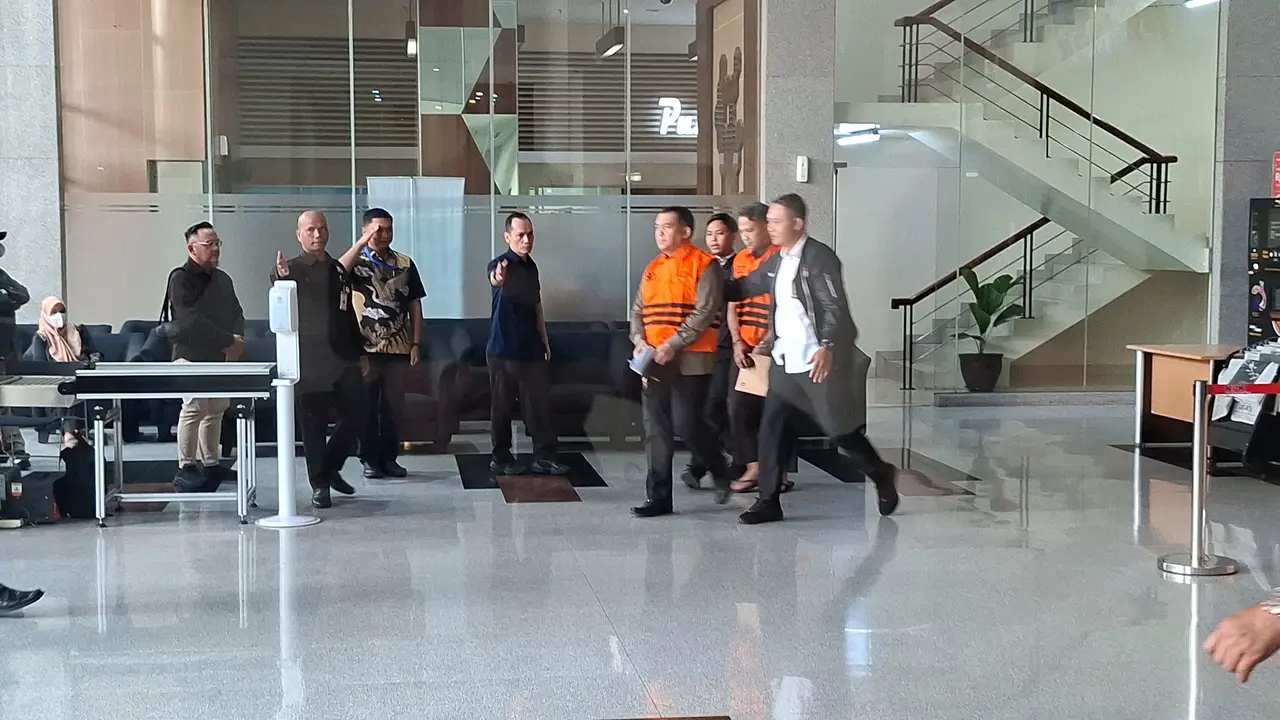 Wakil Menteri Imigrasi dan Pemasyarakatan (Wamen Imipas), resmi ditahan oleh Komisi Pemberantasan Korupsi (KPK). Ia turun dari ruang penyidikan KPK mengenakan rompi tahanan oranye (Liputan6.com)