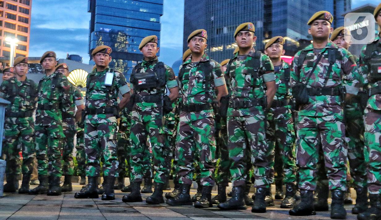 Personel TNI saat apel persiapan pengamanan perayaan malam Tahun Baru 2023 di Bundaran HI, Jakarta, Sabtu (31/12/2022). Pemprov DKI Jakarta telah menyiapkan tujuh titik panggung kemeriahan untuk menyambut tahun baru 2023.  (Liputan6.com/Angga Yuniar)