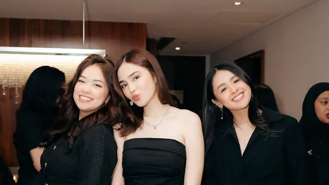 Syifa Hadju Saat Berikan Kejutan Bridal Shower Haviza Devi Anjani. [@snap.nuel/@hendrisentosa]