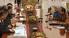 Presiden Joko Widodo saat menerima Ketua Senat Parlemen Republik Kazakhstan, Kassym Zhomart Tokayev beserta rombongan di Istana Merdeka, Jakarta, Selasa (13/3). (Liputan6.com/Angga Yuniar)