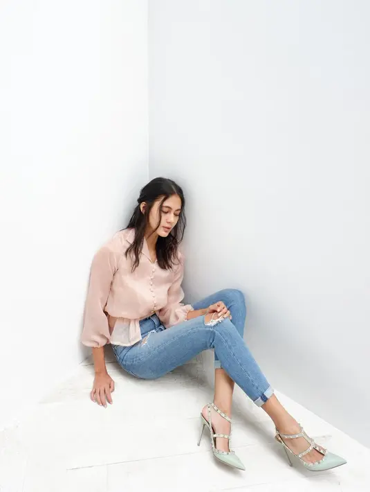 <p>Kali ini, Paula tampil stunning perlihatkan kaki jenjang yang semakin ramping dengan skinny jeans dan cropped blus. [Foto: IG/paula_verhoeven].</p>