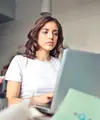 Kebutuhan sehari-hari hingga persiapan dana darurat menjadi alasan sebagian orang mencari sumber pemasukan tambahan. (Foto/Dok: Pexels)
