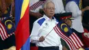 PM Najib Razak mengibarkan bendera nasional Malaysia saat merayakan Hari Kemerdekaan ke-58 di Kuala Lumpur, Senin (31/8/2015).  Perayaan kemerdekaan kali ini dilakukan di tengah desakan mundur kepada PM Najib. (REUTERS/Olivia Harris)