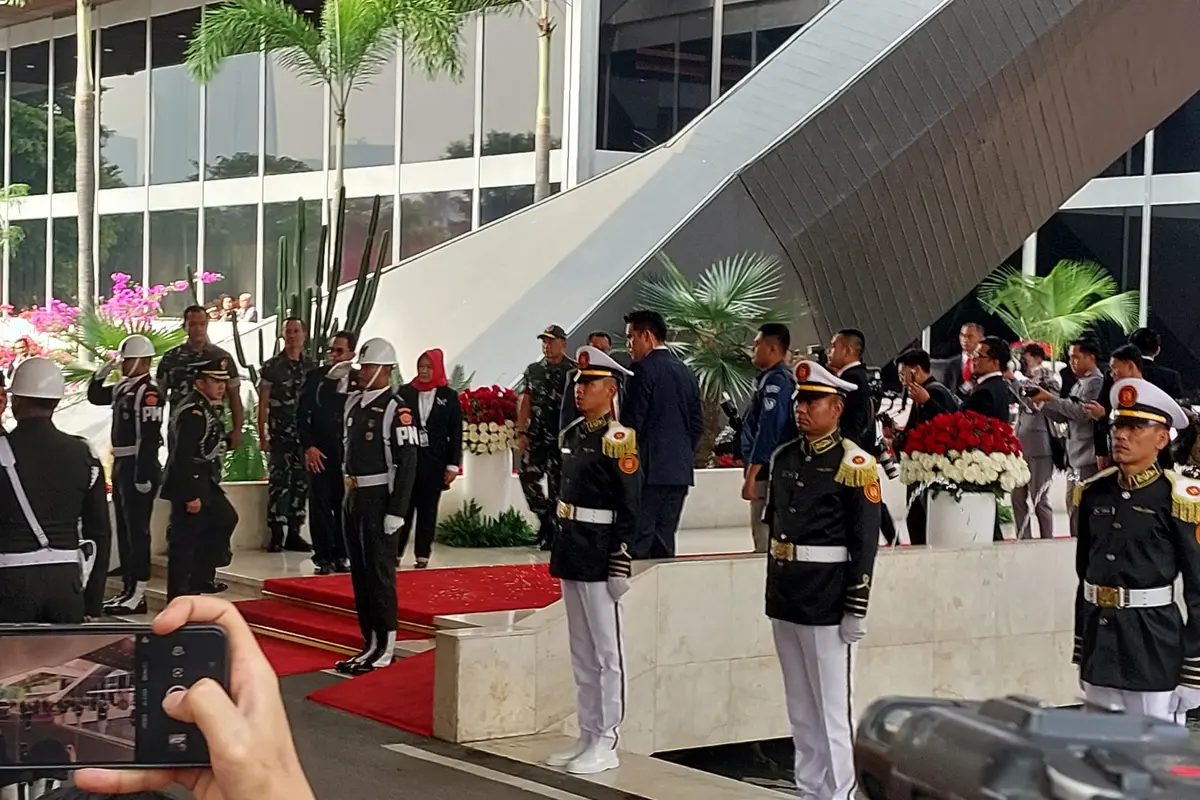 Presiden Terpilih Prabowo Subianto tiba di kompleks parlemen menjelang penyampaikan pengantar Rancangan Undang-Undang APBN 2025 beserta Nota Keuangannya.