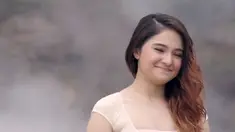 Artis dan penyanyi Marshanda kembali menghebohkan dunia maya. Video dirinya yang melepas Jilbabnya beredar di Youtube.