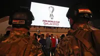 Warga berkumpul di alun-alun Tahir Baghdad ketika proyeksi logo resmi Piala Dunia FIFA 2022 ditampilkan di depan sebuah gedung di Irak, Selasa (3/9/2019). Logo tersebut ditampilkan di ruang publik di Doha dan kota-kota besar seluruh dunia. (Photo by AHMAD AL-RUBAYE / AFP)