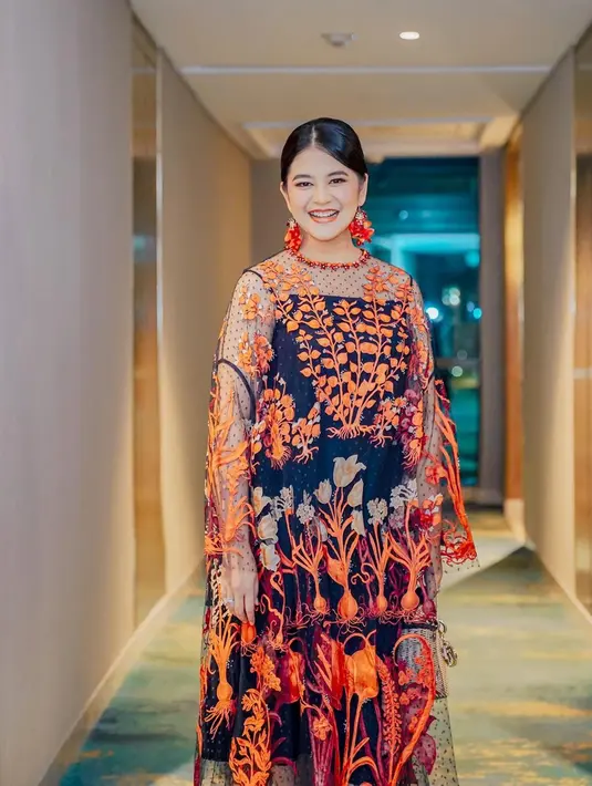 Istri Wali Kota Medan ini begitu elegan dengan dress merah transparan dengan innerwear hitam dan bordir bunga yang cantik. Sementara itu, sentuhan make up artist Rama Jee juga semakin membuat penampilannya bersinar malam hari itu. (Liputan6.com/IG/@ayanggkahiyang)