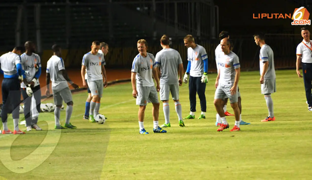 Para punggawa Timnas Belanda saat memasuki Stadion Gelora Bung Karno untuk melakukan sesi latihan yang pertama pada Rabu 5 Juni 2013 (Liputan6.com/Helmi Fithriansyah)
