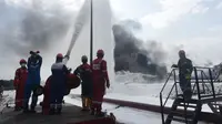 Tim HSSE & Fire Fighter Pertamina berupaya memadamkan api pada insiden tangki Pertamina di Kilang Balongan RU VI, Indramayu pada Rabu (31/3). Dok Pertamina