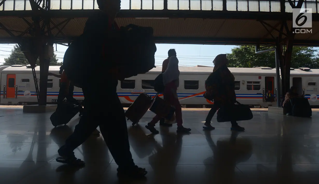 Lalu lalang penumpang di Stasiun Senen, Jakarta, Senin (18/6). Belum terjadi lonjakan pemudik pada arus balik tiga hari setelah Lebaran. (Merdeka.com/Imam Buhori)