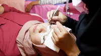 Eleonora Carolina, pemilik Eyelash Expert Studio, berbagi tips menjaga keawetan ekstensi bulu mata. (Liputan6.com/ Switzy Sabandar)