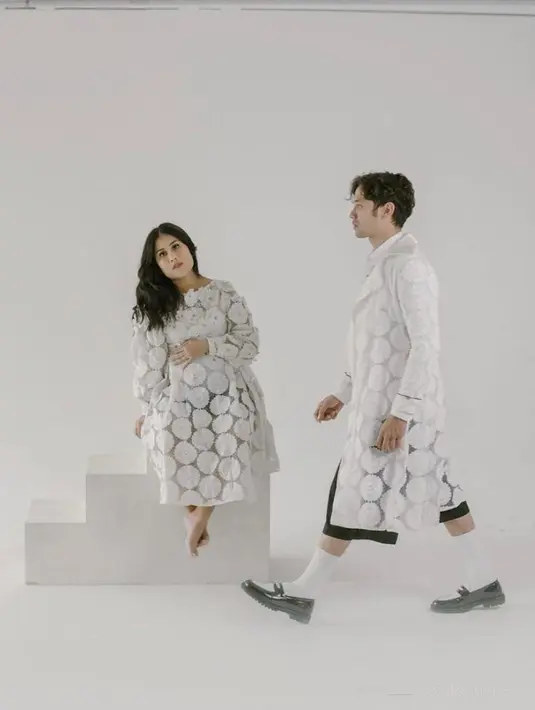 Dibantu oleh fashion stylist @ravipakev dan @_gilygily, Gya tampil elegan mengenakan white lace dress dari Wilsen Willim. Penampilannya disempurnakan dengan pulasan makeup flawless oleh tangan MUA @marlenehariman.