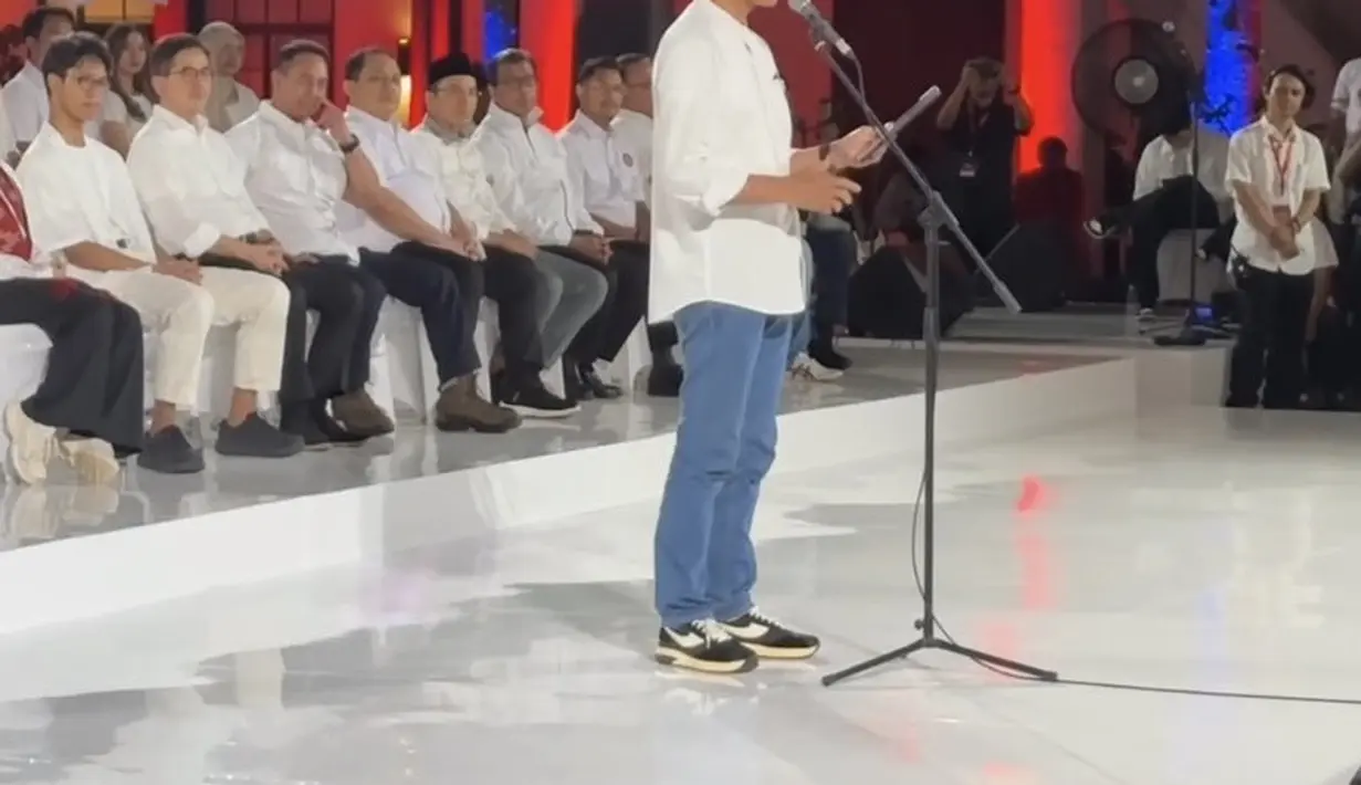 Ganjar sendiri memadukannya busananya tersebut dengan sneakers warna hitam dengan sol warna putih. [@ibnuwardani]