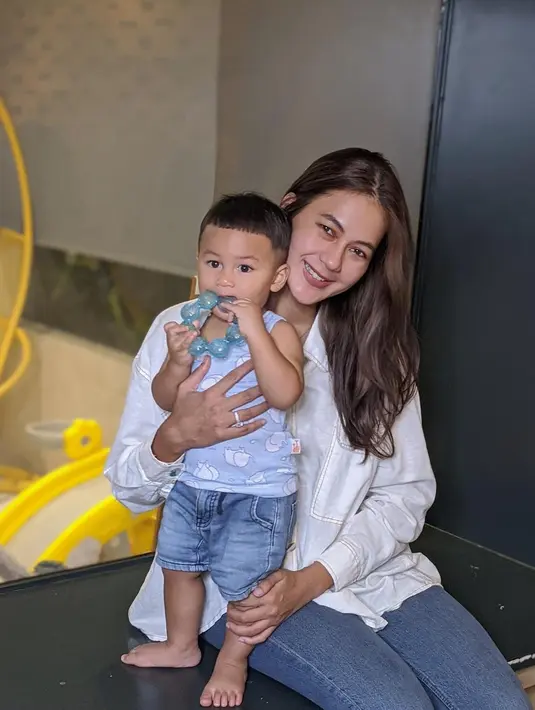 Dalam unggahan tersebut, Paula menuliskan caption yang menyatakan ia tengah hamil anak kedua. Tentunya, Paula sangat bersyukur atas karunia yang diterimanya ini. (Instagram/paula_verhoeven)