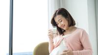 Ilustrasi ibu hamil minum susu/copyright shutterstock.com/Khunpattaya