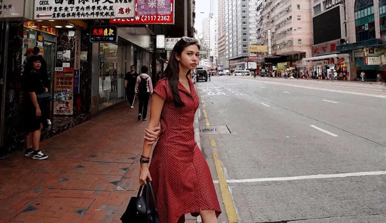 Mengunjungi kampung halamannya, Jepang, Yuki mengenakan dress merah simple yang dipadukan dengan hand bag berwarna hitam. (Liputan6.com/IG/@yukikt)