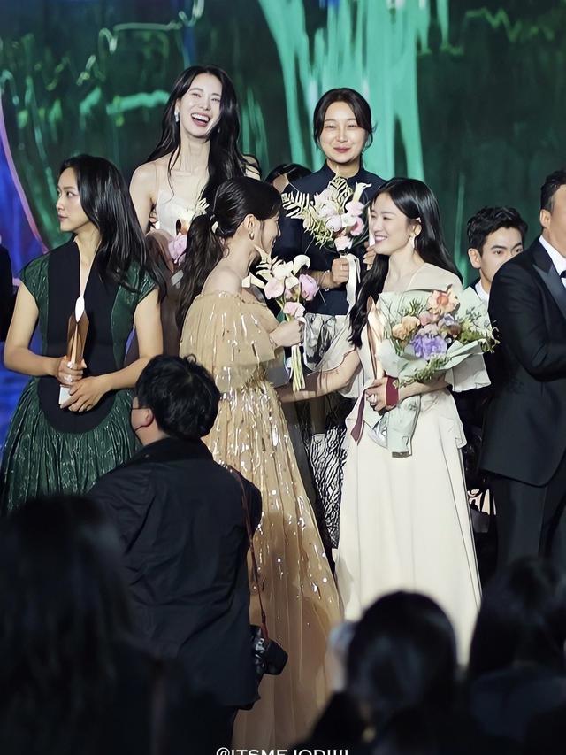 Interaksi Song Hye Kyo dan Park Eun Bin di Baeksang Awards 2023
