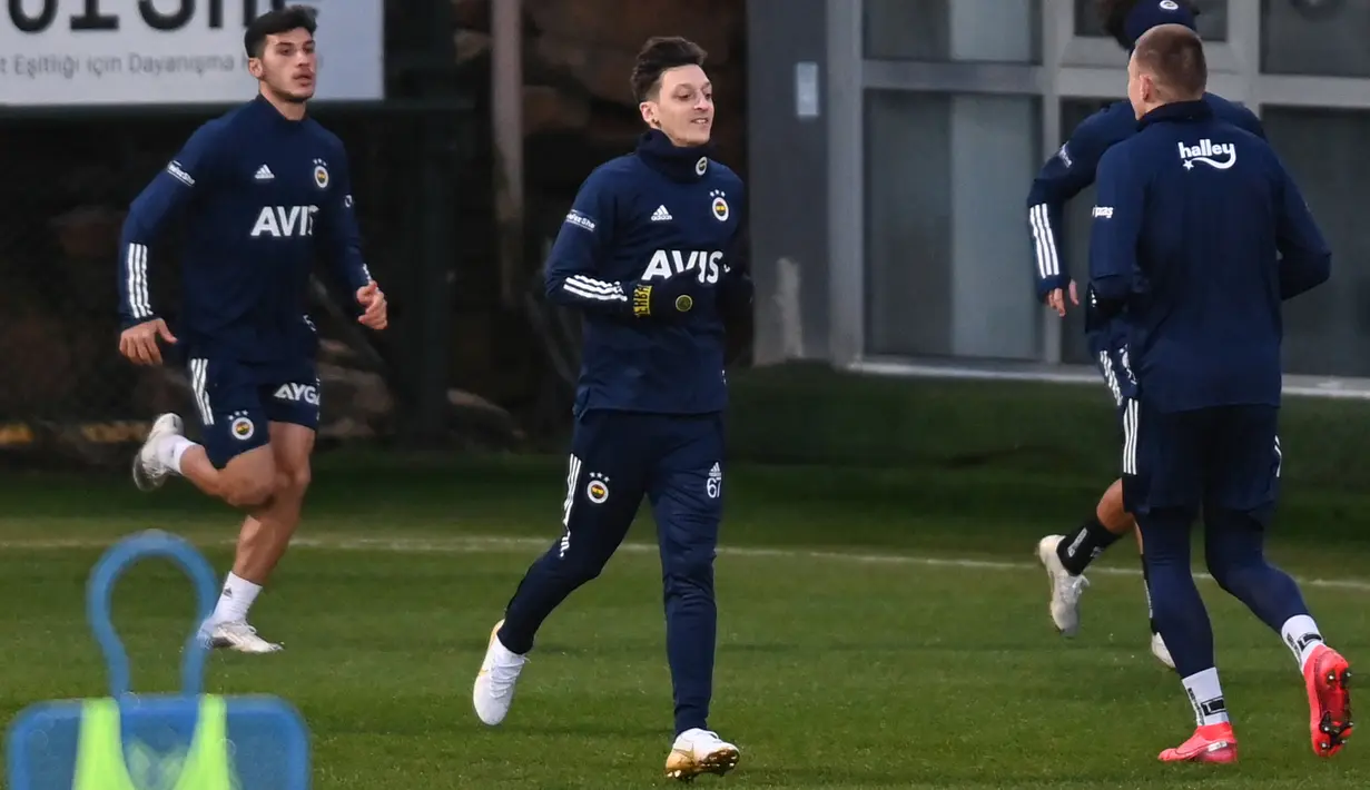 Pemain baru Fenerbahce, Mesut Ozil (dua kanantengah), saat mengikuti sesi latihan perdananya bersama tim, di Istanbul, Minggu, (24/1/2021). (Foto: AFP/Ozan Kose)