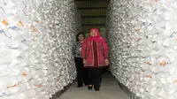 Tinjau Gudang: Menteri Sosial Khofifah Indar Parawansa meninjau gudang beras subsidi di Divisi Regional Jawa Timur, Senin (2/3/2015).