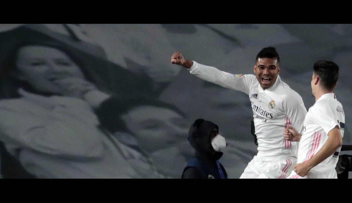Lima menit berselang, giliran Casemiro yang mencatatkan namanya di papan skor usai melakukan tap in dari umpan terobosan dari Karim Benzema. (Foto: AP/Bernat Armangue)