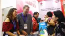 Head of Travel and Affinity Sompo Insurance Indonesia, Maria Susana dan Chief Operating Officer Sompo Insurance Indonesia Eric Nemitz berbincang dengan pengunjung di Astindo Travel Fair 2018 di JCC, Jakarta, Jumat (2/3). (Liputan6.com)