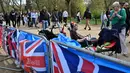 Para penggemar kerajaan, sudah berkemah menjelang upacara penobatan Raja Charles III dan Ratu Camilla pada 6 Mei, di The Mall di pusat kota London, Minggu (30/4/2023). (Photo by JUSTIN TALLIS / AFP)