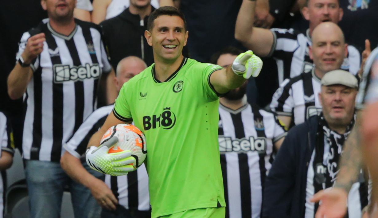 Emiliano Martinez yang kini tengah menjalani musim ke-4 bersama Aston Villa sejak didatangkan dari Arsenal pada awal musim 2020/2021 hingga kini telah mengoleksi total 16 kartu kuning di Premier League. Bersama Arsenal dan Aston Villa di Premier League hingga kini ia telah tampil dalam 137 laga dengan catatan 47 kali clean sheet. (AFP/Ian Hodgson)